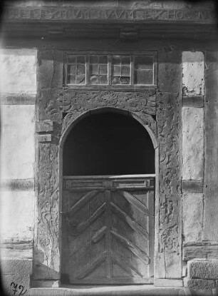 Portal an Fachwerkhaus mit quergeteilter Tür