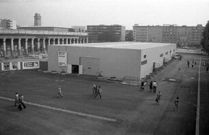 Provisorische Ausstellungshalle auf dem Festplatz während des Umbaus der Stadthalle zu einem Kongresszentrum