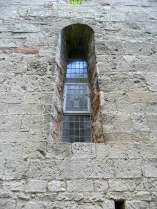 (Evangelische Kirche) - Querhausarm Nord - Nordwand - Hochfenster im Detail mit Werksteinen im Mauersteinverband