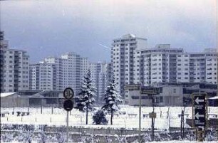 Berlin; Reinickendorf: Märkisches Viertel; Totalnansicht; Senftenberger Ring im Schnee