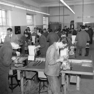 Blick in eine Lehrwerkstatt. Lehrlinge bei der Ausbildung in einem Metallberuf