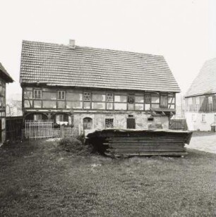 Arnsdorf bei Dresden, Hauptstraße 26. Vierseithof (bez. 1823). Auszugshaus