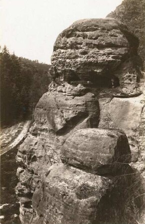 Großer Bärenstein. Wabenstruktur und Schichthöhlenbildung