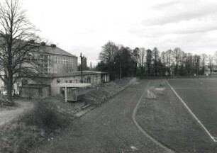 Dresden-Räcknitz, Zellescher Weg 18/20. Sportplatz (künftiger Standort des Zentralgebäudes der SLUB). Ansicht mit Sportcasino von Südsüdosten vom Erdwall