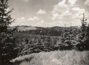 Vogtland. Jocketa mit der Elstertalbrücke von Süden, rechts Eisenberg