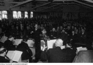 Pirna, Sonnenstein. Heimkehrerlager in Pirna-Sonnenstein, Lager für aus sowjetischer Gefangenschaft zurückkehrende Militärangehörige, Kundgebung mit ihnen, sowjetischen Offizieren und dem sächsischen Ministerpräsidenten Max Seydewitz, 30. April 1948
