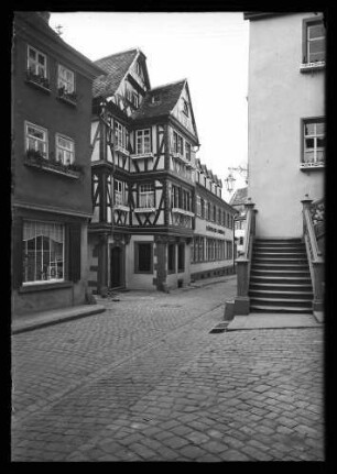 Rathausgasse mit Haus zu den vier Gekrönten und Sparkasse