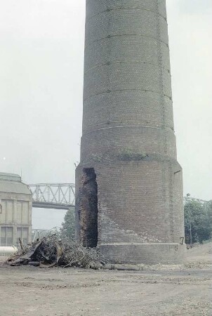 Schornstein 2, h Hochbunker und Hochbrücke, von SW