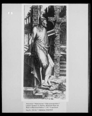 Männliche Figur mit Buch vor Ruinenarchitektur