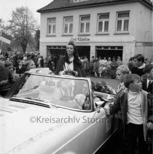 Karpfenfest: Umzug: "Miß Germany" Gesine Froese stehend im offenen Cabriolet: Kinder als Autogrammjäger: hinten Zuschauer, Ladengeschäft "Carl Käselau", 12. Oktober 1969