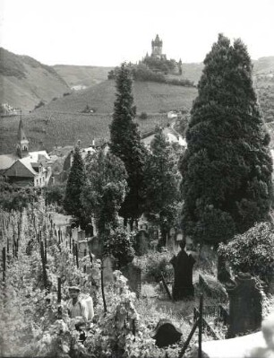 Cochem. Blick vom Friedhof über Ort und Weinberge zur Burg Cochem