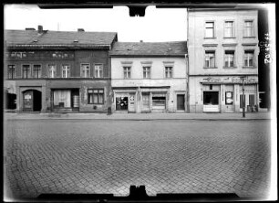 Bernau, Ernst-Thälmann-Straße (Bürgermeisterstraße) 4/2. Wohnhäuser mit Läden. Straßenfront