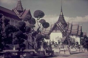 Reisefotos Thailand. Bangkok. Großer Palast (Residenz der Könige von Siam). Wat Phra Kaeo (Tempel des Smaragd-Buddha). Ansicht mit Wolkenbaum