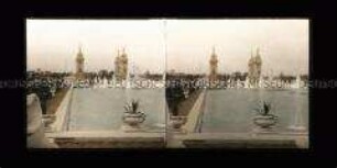 Blick über den Brunnen zu den Säule der Triumphal Bridge am Hauptweg des Ausstellungsgeländes, Pan-American Exposition, Buffalo