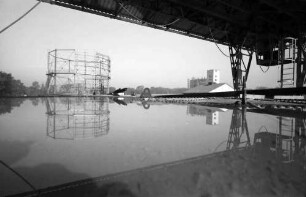 Freiburg: Spiegelung im Deckel eines Kessels, Hintergrund Gasometer