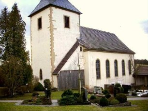 Ansicht von Nordosten mit Kirche (Gotischer Chorturm mit Turmchor) im Kirchhof