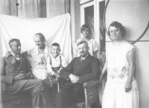 Gruppenporträt mit Hans und Etha Richter (vielleicht mit Familienangehörigen)