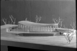Der Karlsruher Stadtrat genehmigt die Bauausführung der Schwarzwaldhalle entsprechend dem Plan von Professor Schelling.