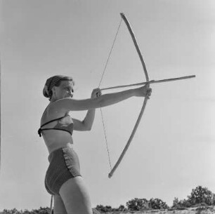 Elisabeth Gremmler beim Bogenschießen am Strand