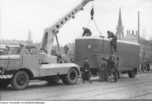 Dresden. Beseitigung eines Hindernisses durch die Feuerwehr, um 1970