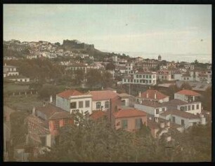 Blick über die Stadt Villefranche-sur-Mer zur Festung : Mittelmeerreisen. Villefranche-sur-Mer. Blick über die Stadt zur Festung