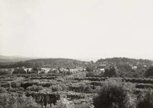 Herrnhut, Ortsansicht mit Kirche der Brüdergemeine. Blick vom Altan auf dem Hutberg über den Gottesacker nach Süden