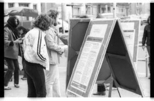 Kleinbildnegative: SEW-Infostand, Winterfeldtplatz, 1980