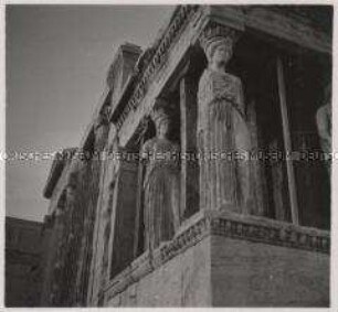 Wehrmachtssoldaten, Athen, Akropolis, Die Karyatiden-Säulen vor dem Erechtheion-Tempel werden von sechs zweieinhalb Meter hohen Marmorjungfrauen getragen.