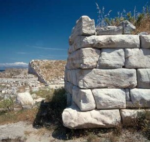 Delos, Hellenistischer Theaterbau, Marmor, um 220 v. Chr., 5500 Besucher, 26 + 17 Stufenränge; davor große Zisterne