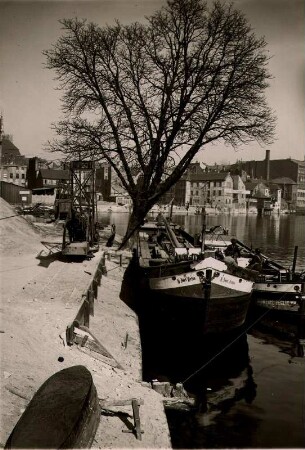 Berlin-Mitte. Winter an der Mühlendammschleuse. Verschneiter Kai. Lastkähne liegen vor Anker