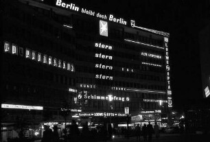 Berlin: Lichtreklamen am Schimmelpfeng-Haus