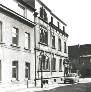 Pegau, Ottomarsplatz 18. Wohnhaus (um 1890). Straßenansicht