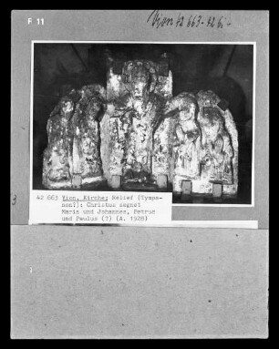 Relief vom Typanon?: Christus segnet Maria und Johannes