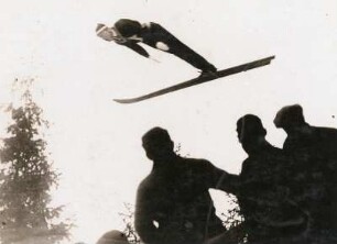 Johanngeorgenstadt. Der Skispringer Sigmund Ruud (1907-1994) bei 55 m bei einem 70 m Sprung