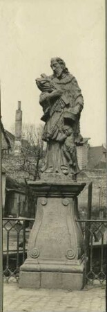 Statue am Zaun einer Brücke