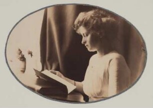 Jugendbildnis der Tierbildhauerin Etha Richter, lesend und im Profil