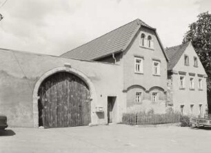Brabschütz-Merbitz, Merbitzer Ring 5 und 6. Bauernhöfe, Nr. 5 (1. H. 19. Jh.) mit Toranlage
