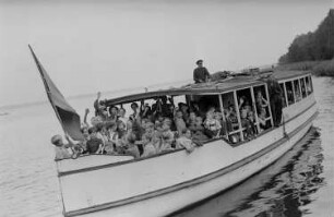 Ferienlager am Teufelssee : Winkende Kinder auf einem Schiff