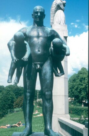 Oslo. Vigeland-Park. Vater seine Kinder nach Hause tragend