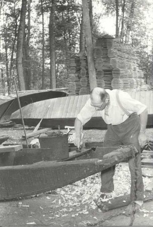 Kahnbau im Spreewald : Handwerkstechniken - Zimmerei. Ort: Błóta / Spreewald. Kahnbau
