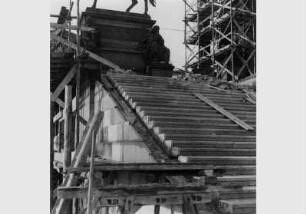 Blick auf die eingesetzten Stufen der im Wiederaufbau befindlichen Freitreppe der Nationalgalerie