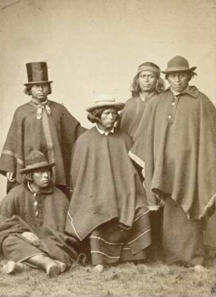 Fünf Männer des indigenen Volkes der Araukaner (Mapuche)