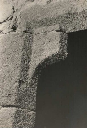 Wechselburg. Stiftskirche. Langhaus. Nördliche Mittelschiffwand. Konsolförmige Auskragung in der linken oberen Ecke der Tür zur gotischen Schwalbennestorgel