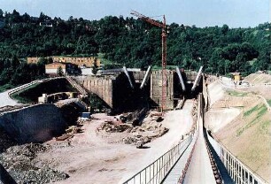 Engelbergbasistunnel im Bau. Vor dem Nordportal. Förderband zum Abtransport des Erd- und Felsausbruchs aus dem Tunnel. Bewetterung des Tunnels.