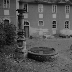 Weimar. Brunnen vor dem Haus der Frau von Stein