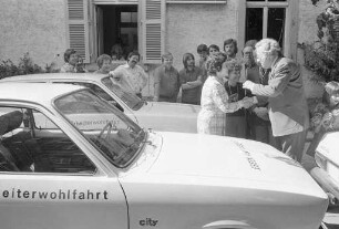 Anschaffung zweier neuer Fahrzeuge für die Aktion "Essen auf Rädern" der Arbeiterwohlfahrt aus Spenden der Firma Michelin und von Stadtrat Günter Calmbach