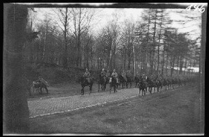 Wallonische Region (Belgien): Ulanen auf einer gepflasterten Straße ("5./2. Schwere-Reiter-Regiment auf dem Marsch durch Belgien")