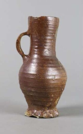 Krug mit seitlichem Henkel und lappigem Bodenrand