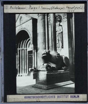 Fidenza, Dom : Hauptportal mit Löwenskulptur als Säulenträger