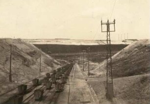 Mitteldeutsches Braunkohlerevier, Südraum Halle Geiseltal, Lützkendorf. Braunkohlegrube. Doppelkettenbahn